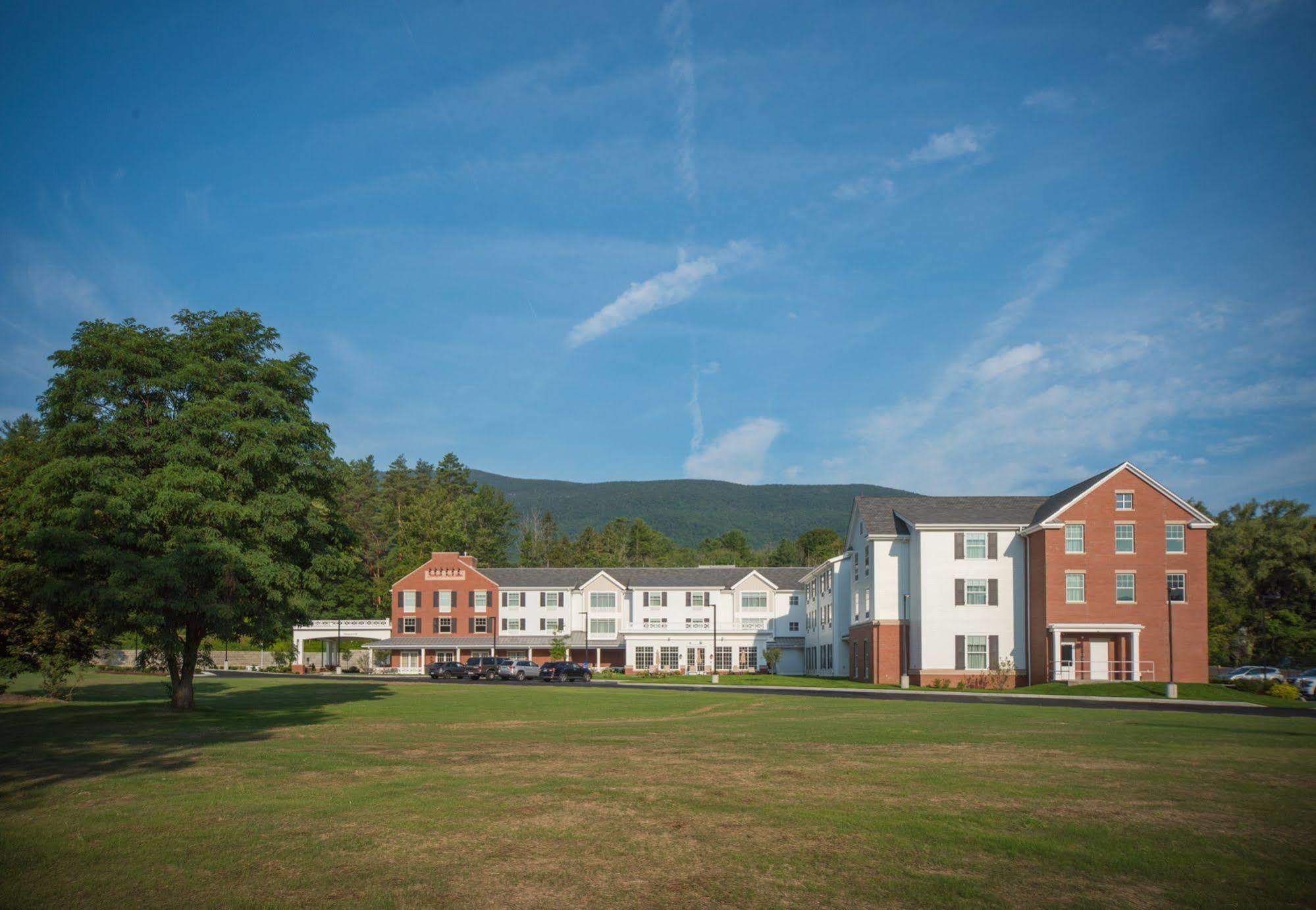 Hampton Inn & Suites Manchester, Vt Exterior photo