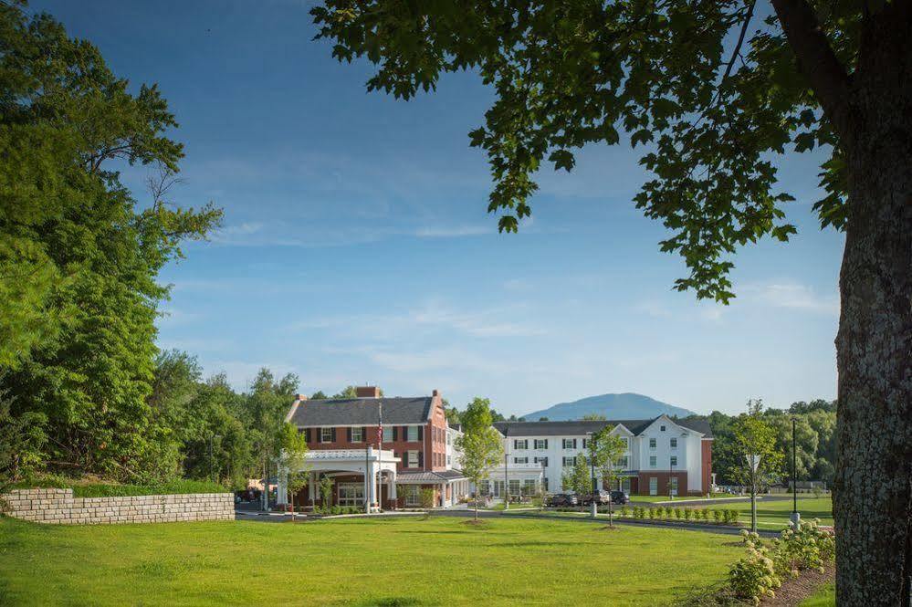 Hampton Inn & Suites Manchester, Vt Exterior photo